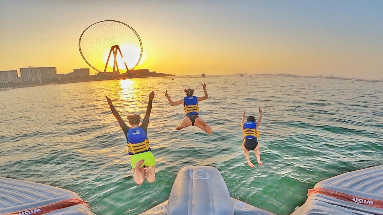 بازی در پارک  آبی آکوافان دبی